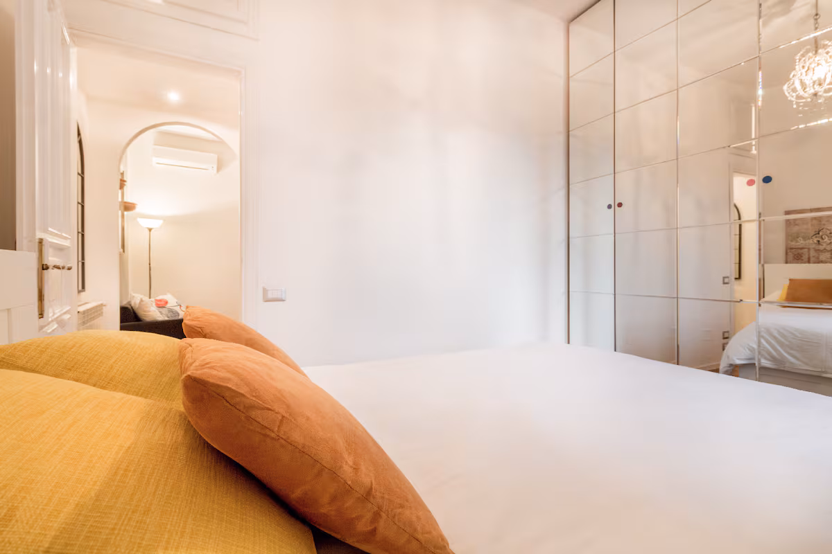 Bedroom and mirrored wardrobe in All you need in Rome, Trionfale