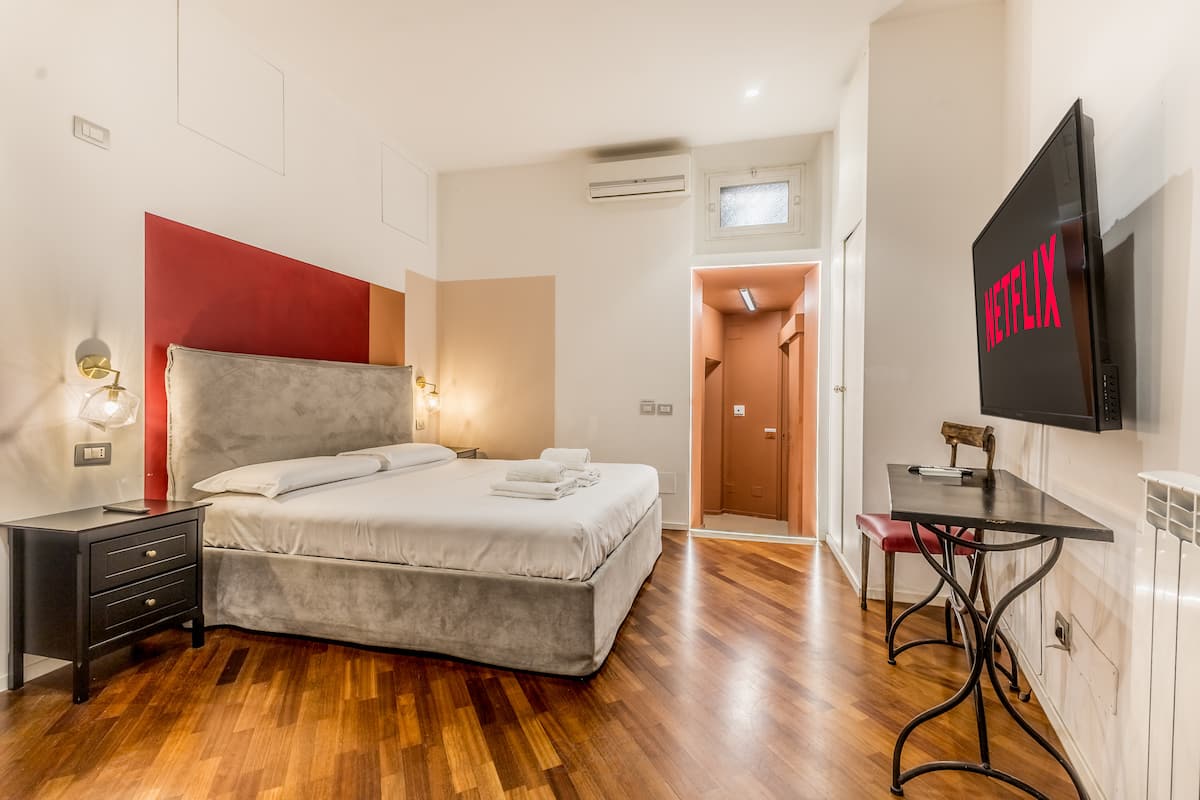 Bedroom with colour-block wall in Navona Charme, Rome historic centre